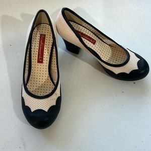 Size 7.5 B.A.I.T shoes cream and black